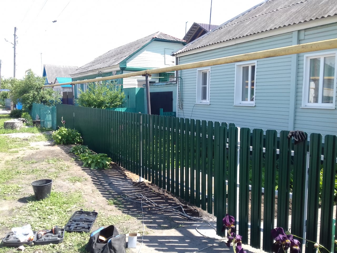 Комбинированный забор 25м штакетник и профлист, ворота, калитка фото в Череповце