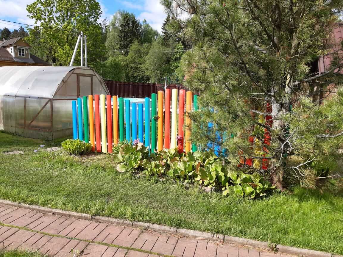забор из разноцветного штакетника односторонний фото1 в Череповце