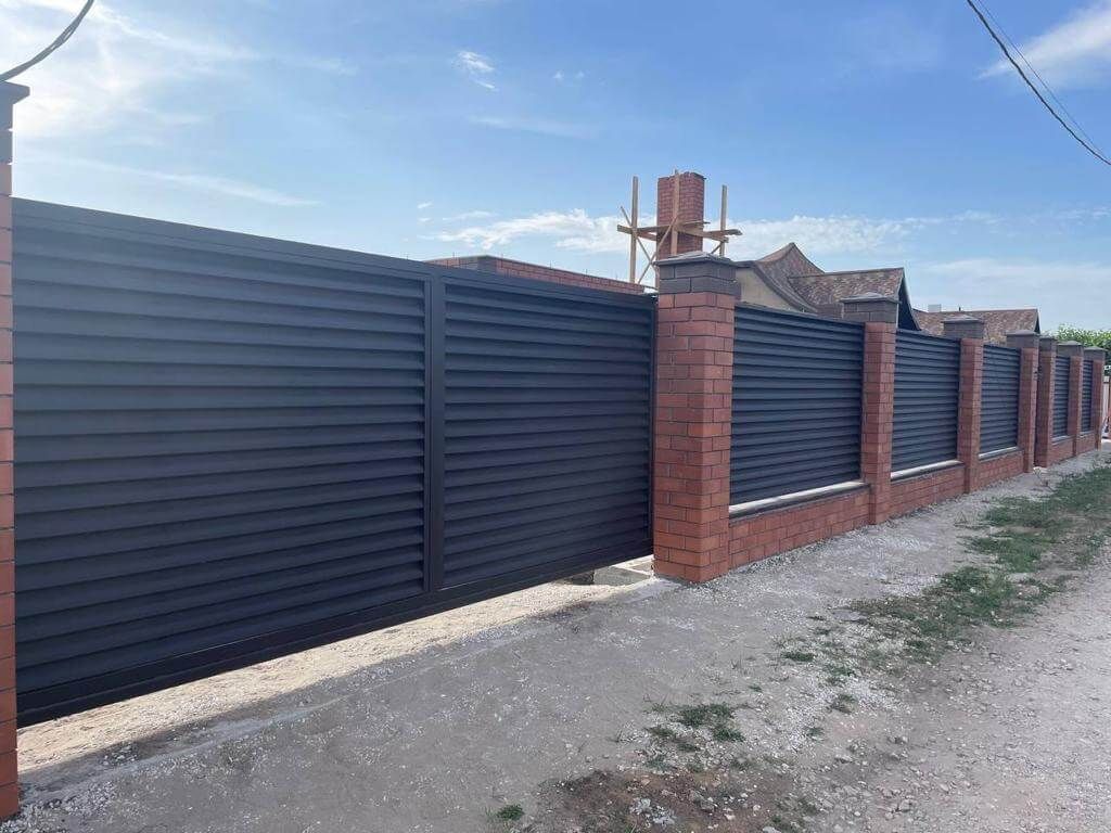 Забор из ламелей еврожалюзи 21м RAL8019/8019 Темный Шоколад МАТТЕ двухсторонний в Череповце