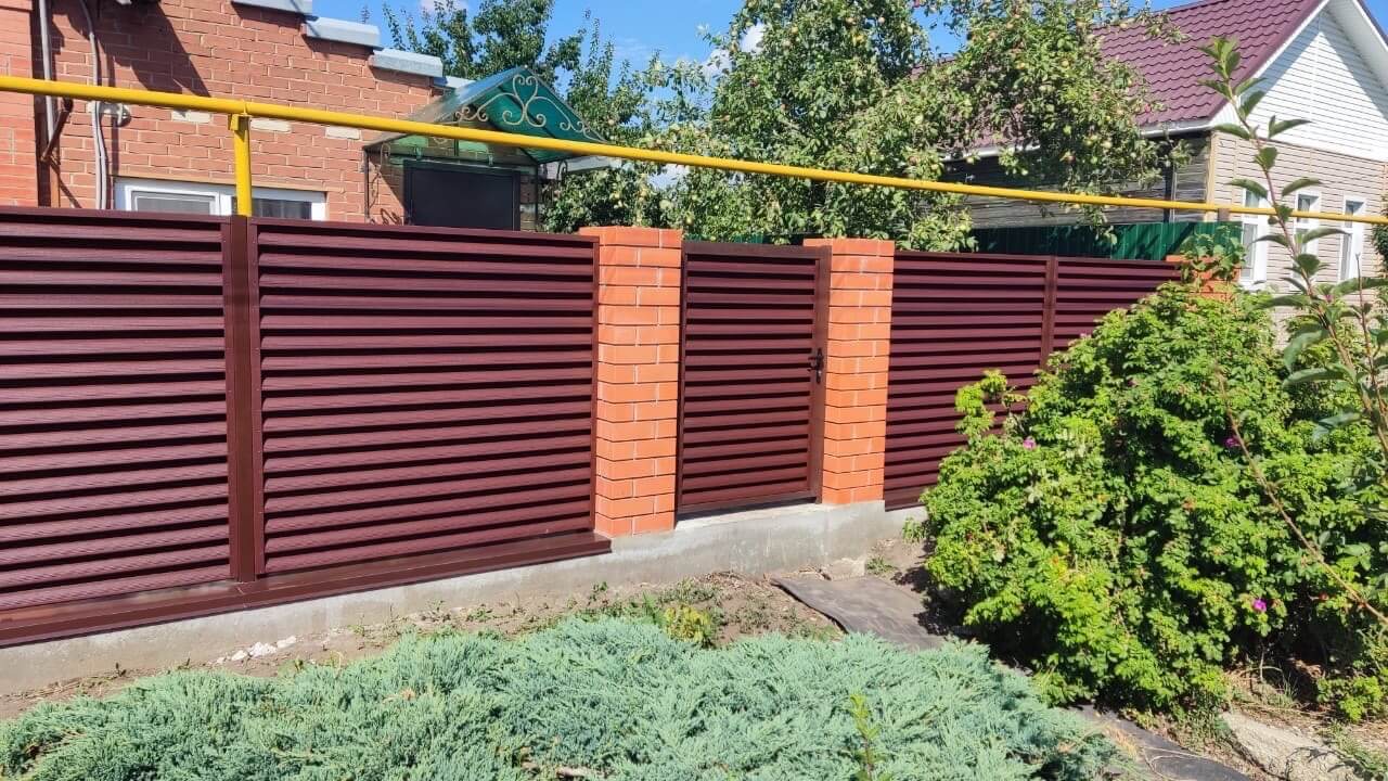 Забор-жалюзи из ламелей Еврожалюзи 20м RAL8017 Шоколад в Череповце
