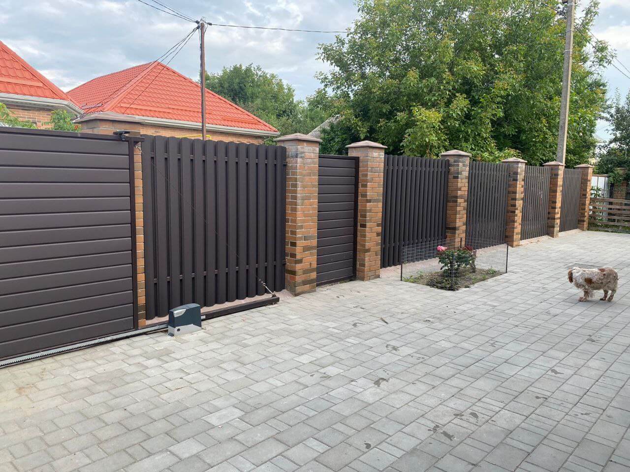 Забор из штакетника полукруглого 22м RAL8019 Темный Шоколад МАТТЕ фото 2 в Череповце