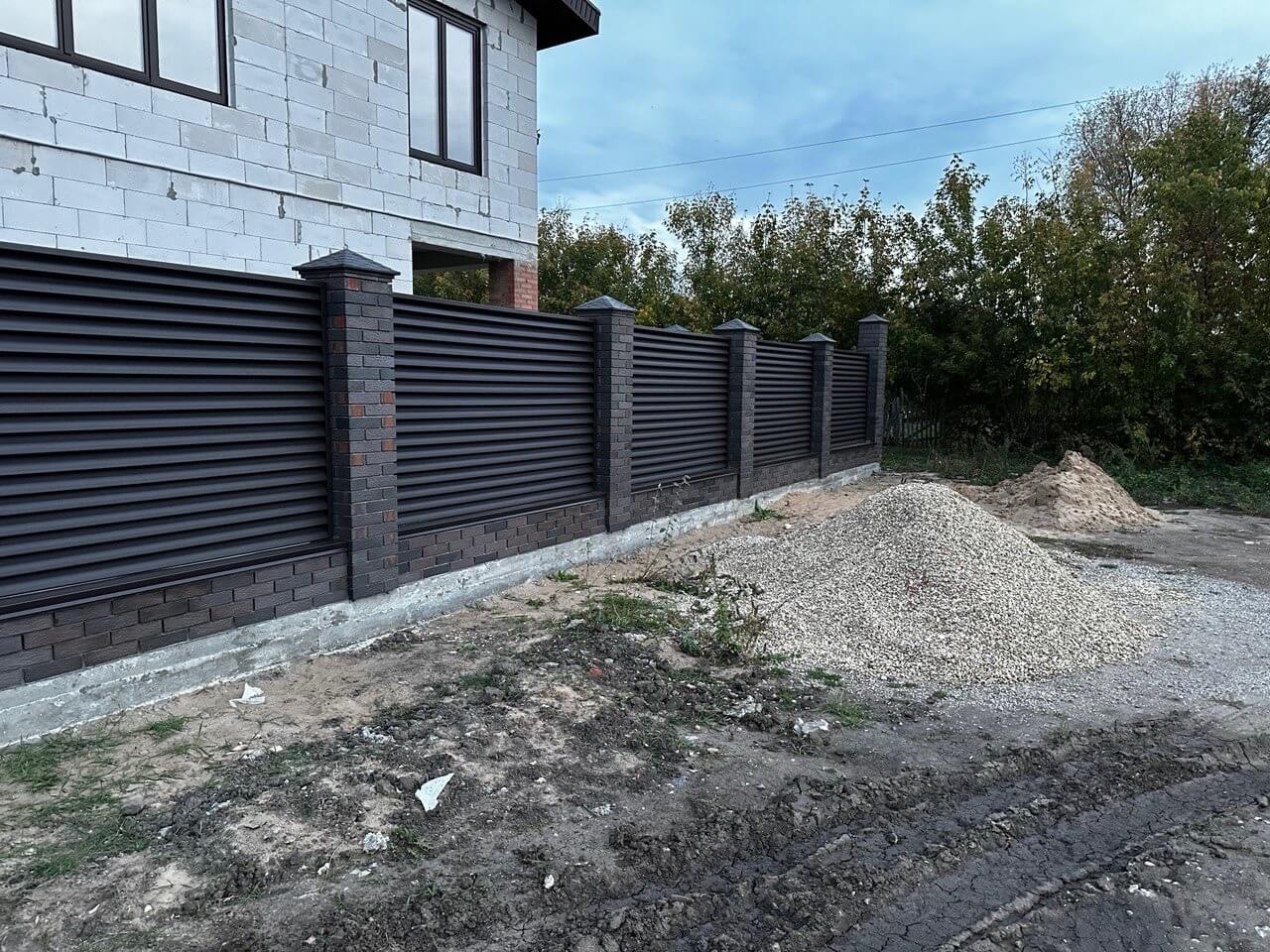 Забор из ламелей Еврожалюзи 38м RAL8019/8019 Темный Шоколад двусторонний MATTE фото 4 в Череповце