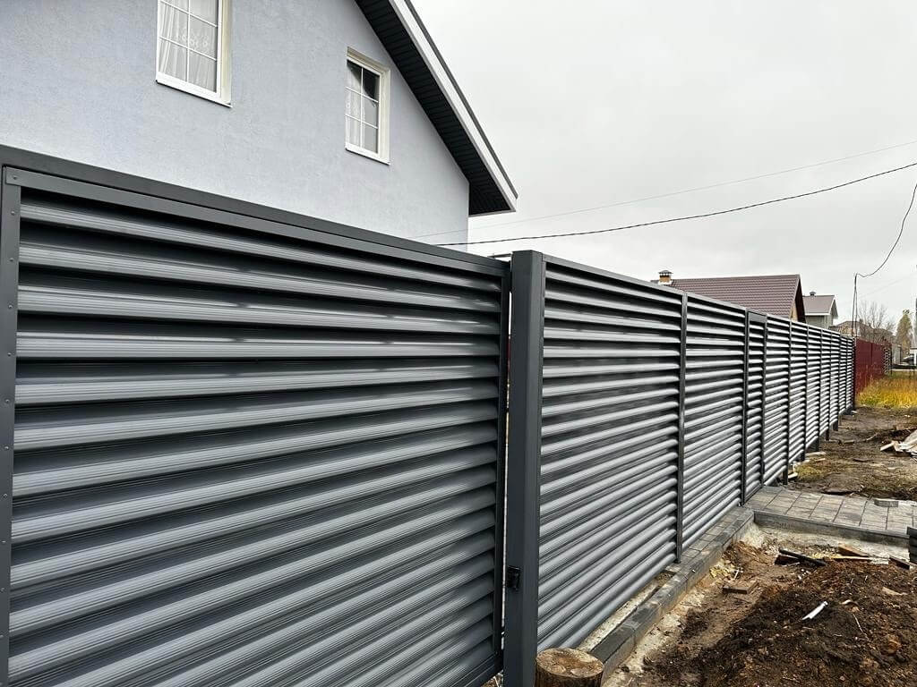 Забор-жалюзи из ламелей Еврожалюзи 28м RAL7024/7024 Серый Графит двусторонний фото 4 в Череповце