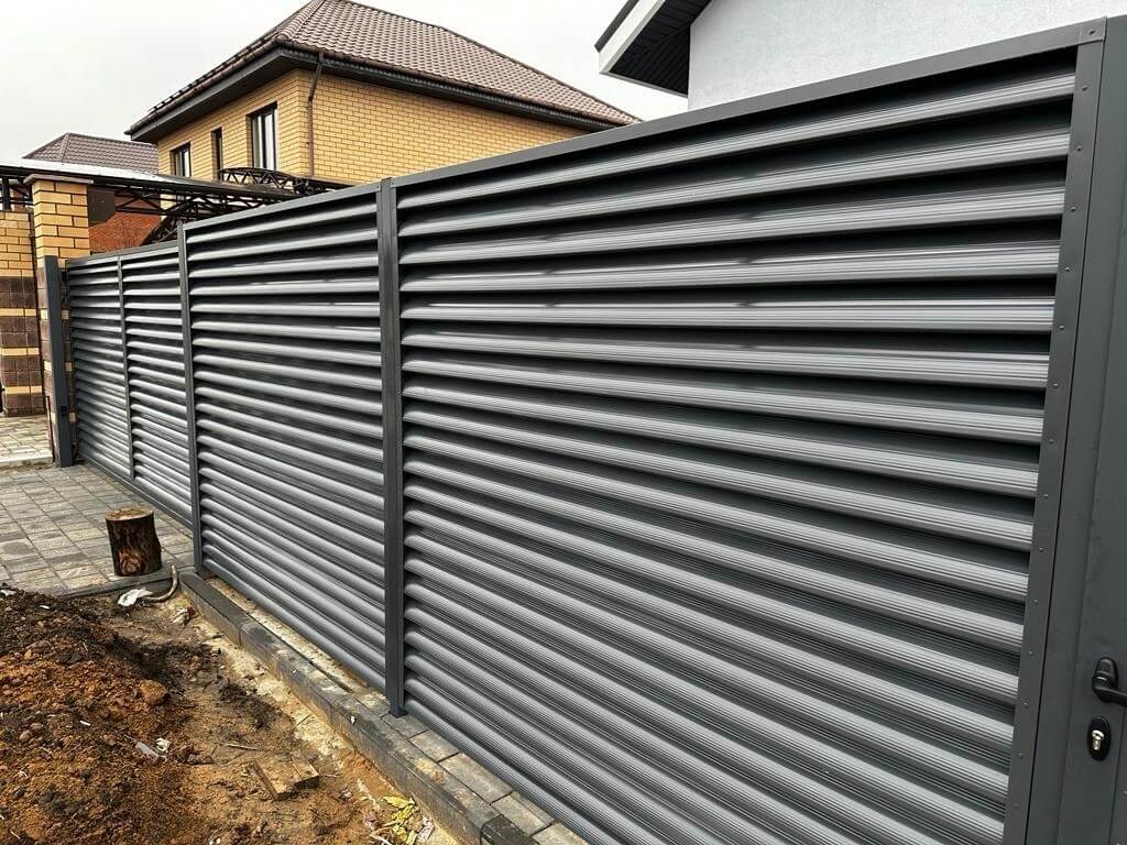 Забор-жалюзи из ламелей Еврожалюзи 28м RAL7024/7024 Серый Графит двусторонний фото 2 в Череповце