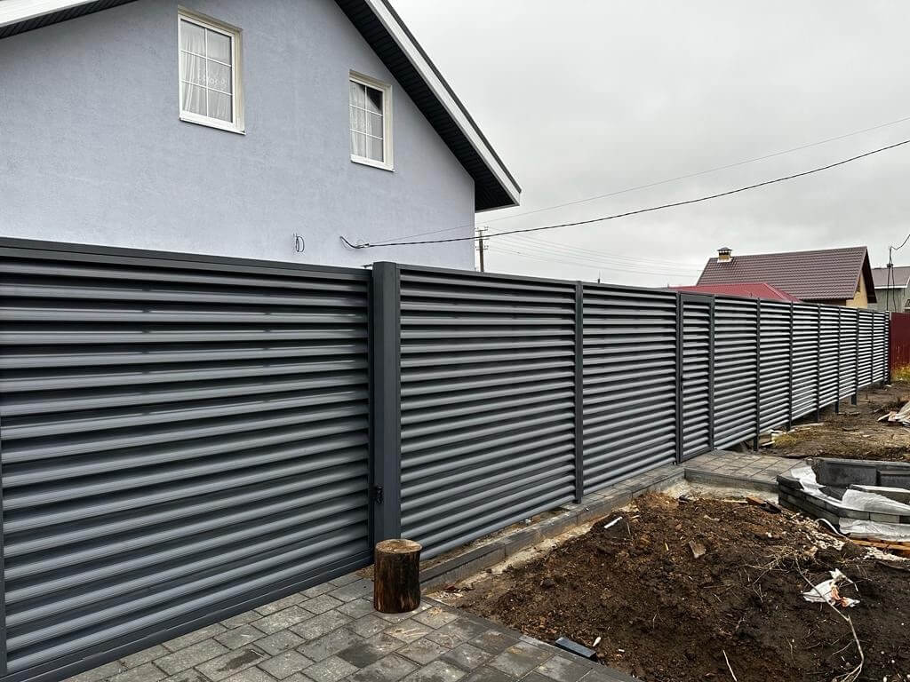 Забор-жалюзи из ламелей Еврожалюзи 28м RAL7024/7024 Серый Графит двусторонний в Череповце
