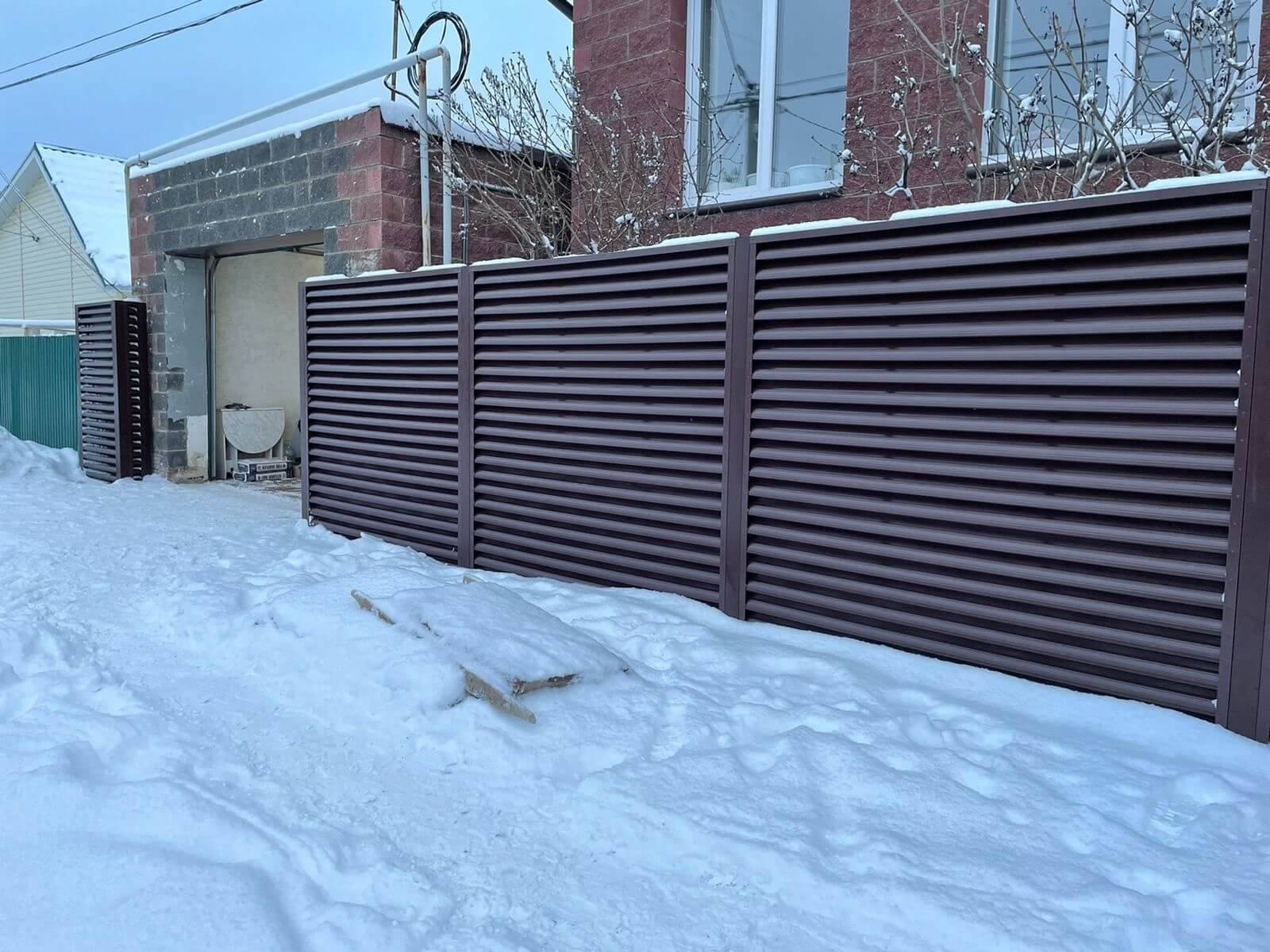 Забор из ламелей еврожалюзи 38м RAL8017/8017 Шоколад двусторонний фото 5 в Череповце