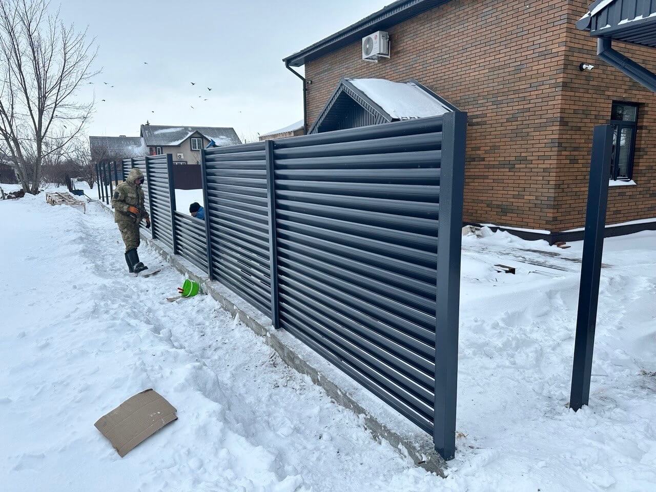 Забор-жалюзи из ламелей Еврожалюзи 32м RAL7024/7024 Серый Графит двусторонний фото 2 в Череповце