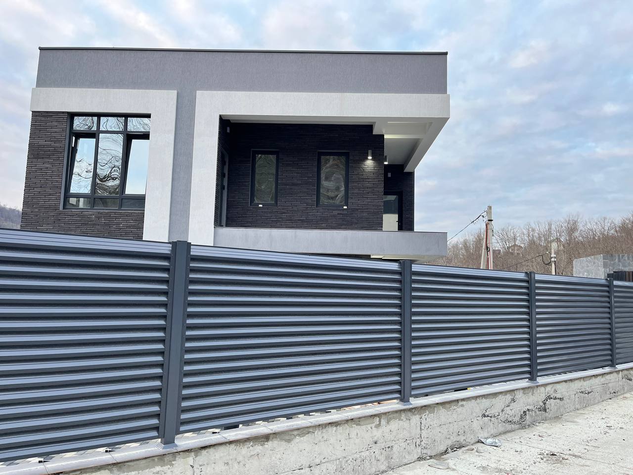 Забор-жалюзи из ламелей ЭКО-Z усиленных RAL7024/7024 Серый Графит двусторонний в Череповце