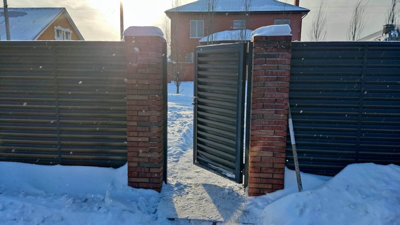 Забор-жалюзи с ламелями еврожалюзи 34м RAL7024/7024 Серый Графит двусторонний фото 3 в Череповце