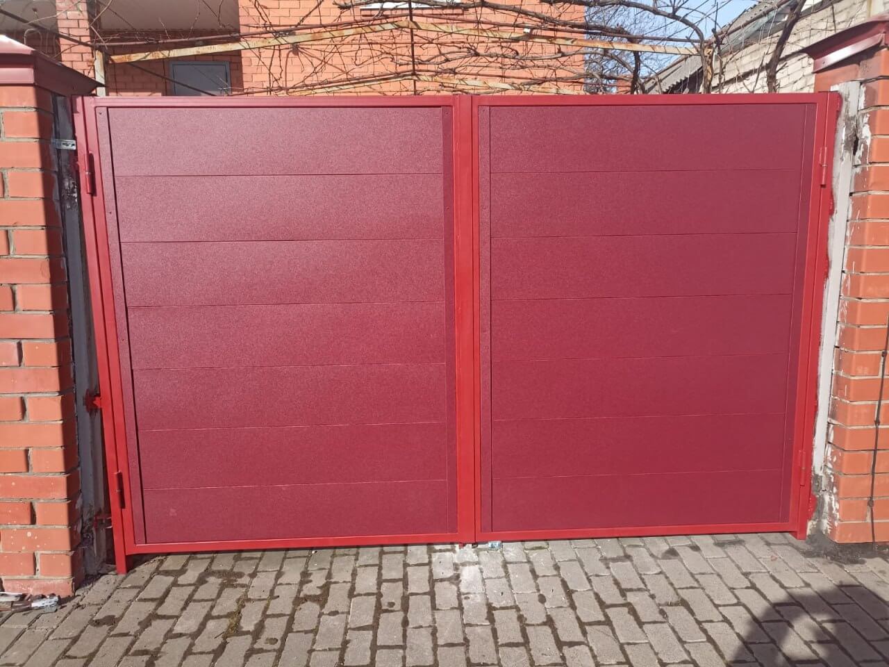 Ворота и калитка из металлопланкена 4м RAL3005 Красное Вино, Стальной Бархат фото 1 в Череповце