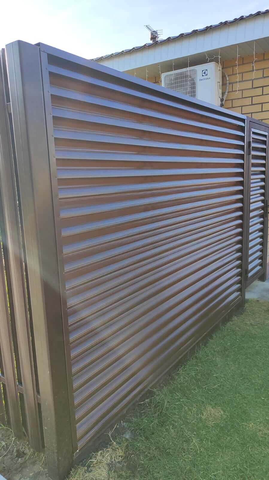 Комбинированный забор из ламелей еврожалюзи и евроштакетника 43м RAL8017/8017 Шоколад двусторонний фото 6 в Череповце