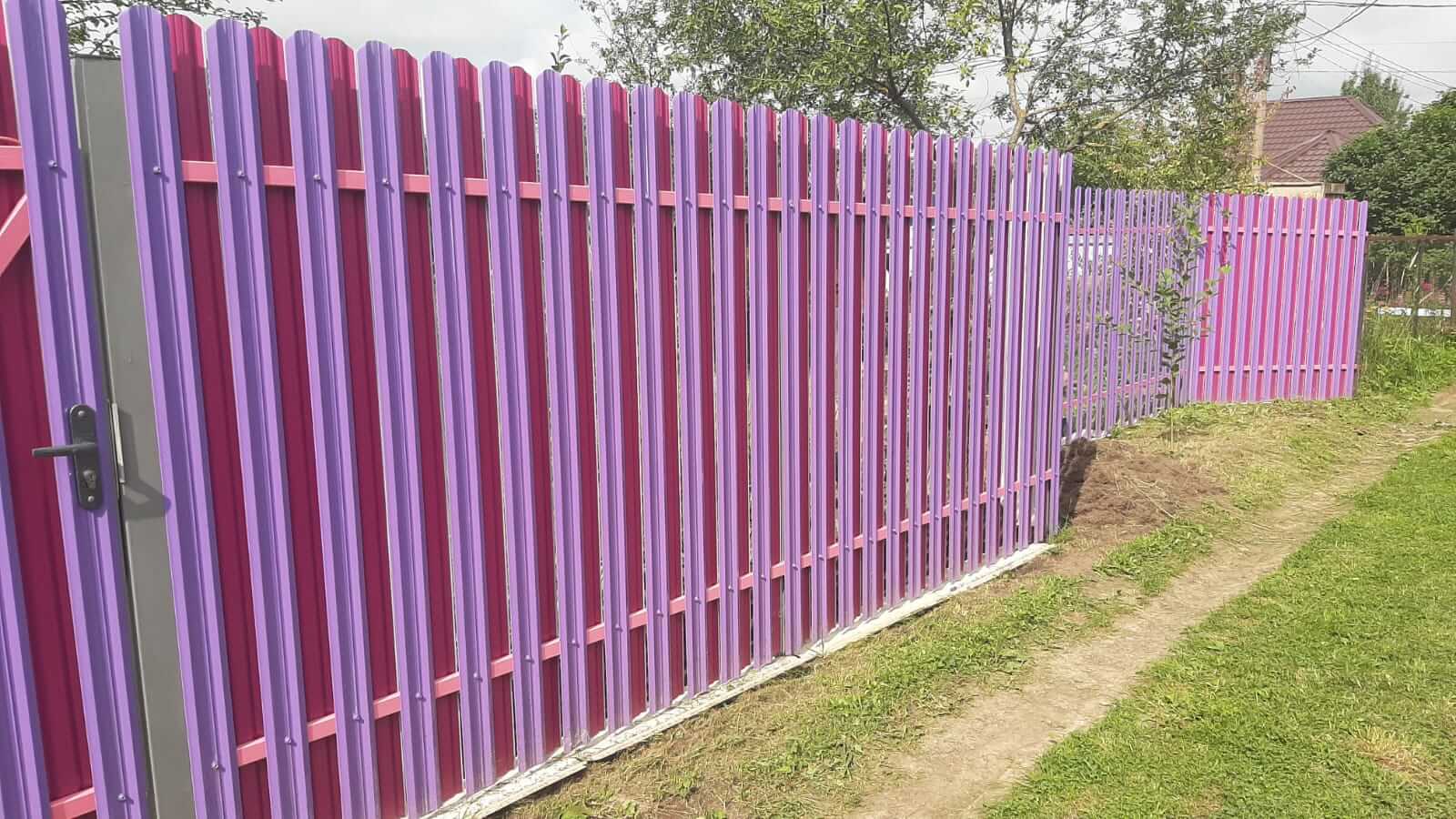 Двухцветный забор из евроштакетника 44м RAL4005 Сиреневый, RAL4006 Пурпурный фото 4 в Череповце