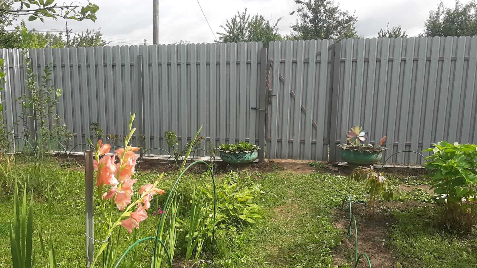 Двухцветный забор из евроштакетника 44м RAL4005 Сиреневый, RAL4006 Пурпурный фото 1 в Череповце
