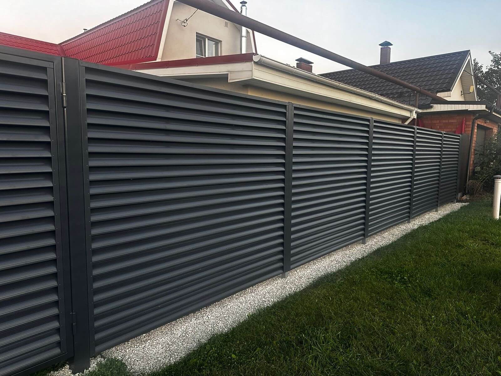 Забор из ламелей Еврожалюзи 26м RAL7024/7024 Серый Графит двусторонний фото 3 в Череповце