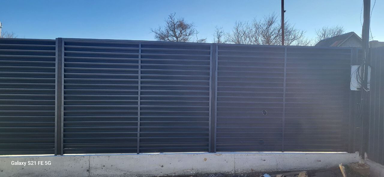 Забор из ламелей еврожалюзи 30м RAL7024/7024 Серый Графит двусторонний фото 6 в Череповце