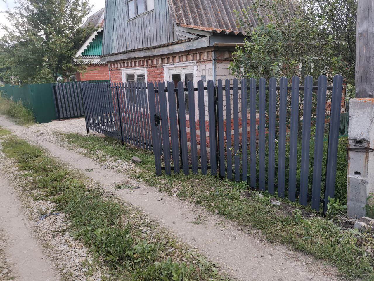 Забор из евроштакетника 7м RAL7024/7024 Серый Графит двусторонний фото 3 в Череповце