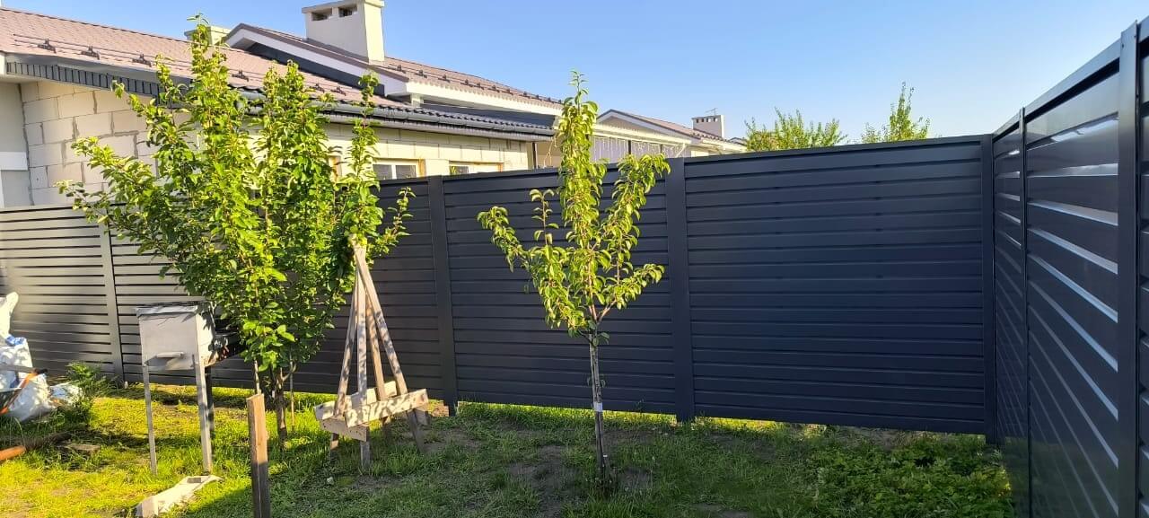 Забор-жалюзи из ламелей Хай-Тек 62м RAL7024/7024 Серый Графит двусторонний фото 4 в Череповце