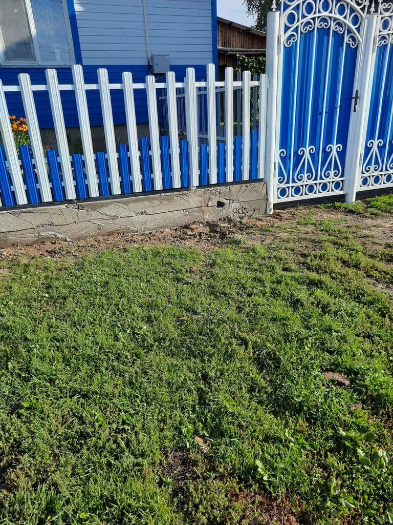 Забор из евроштакетника 14м RAL9003 Белый, RAL5005 Синий Сигнал фото 2 в Череповце