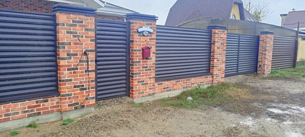 Забор-жалюзи из ламелей Реснички 22м RAL8019/8019 Темный Шоколад двусторонний фото 1 в Череповце