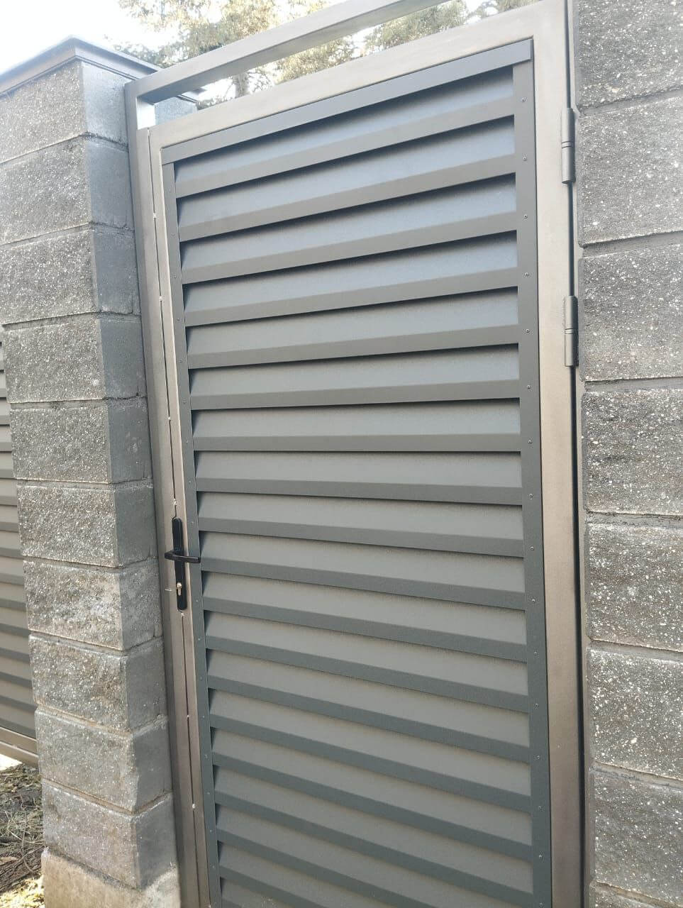 Откатные ворота с калиткой из ламелей Реснички RAL7024/7024 Серый Графит двусторонний МАТТЕ фото 2 в Череповце