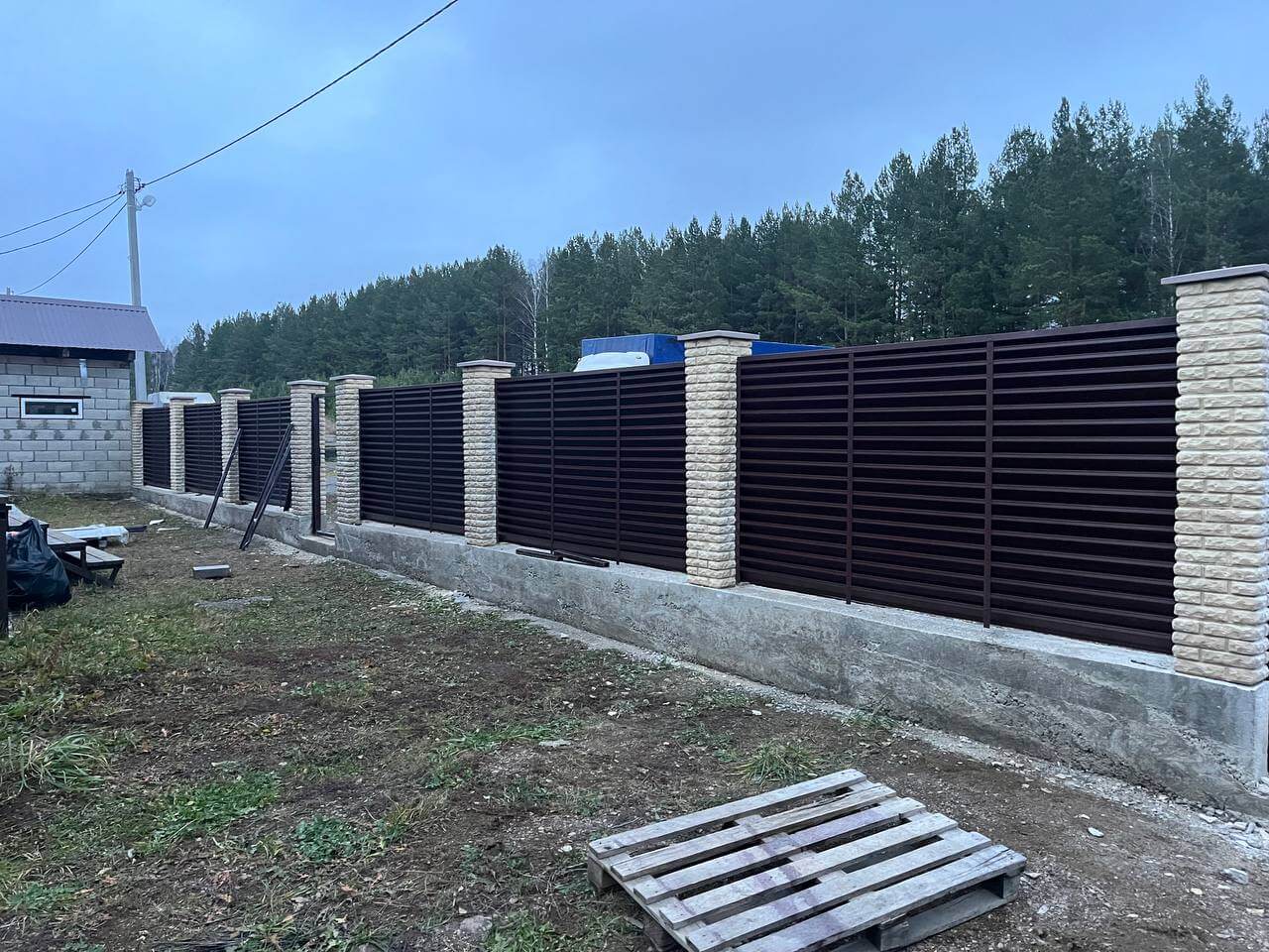 Забор-жалюзи из ламелей ЭКО-Z 18м RAL8017/8017 Шоколад двусторонний фото 3 в Череповце