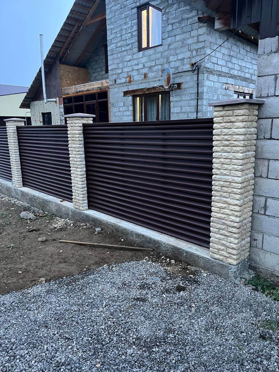 Забор-жалюзи из ламелей ЭКО-Z 18м RAL8017/8017 Шоколад двусторонний фото 2 в Череповце