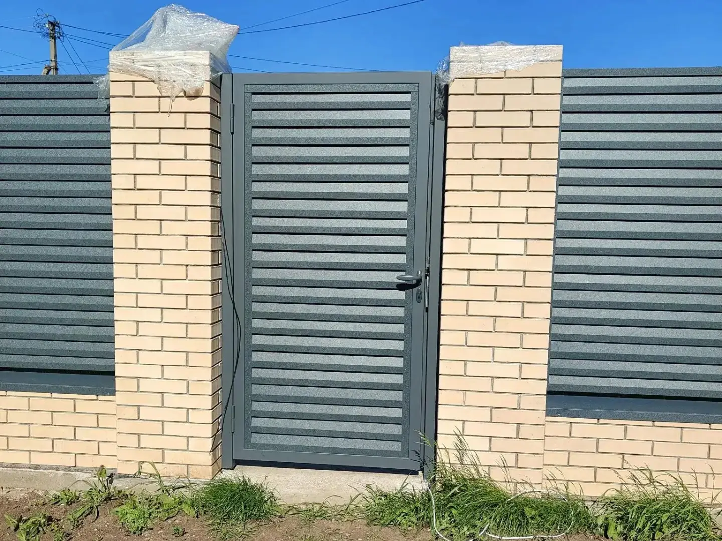 Забор-жалюзи из ламелей Реснички 16м RAL7024 Серый Графит Стальной Бархат фото 2 в Череповце
